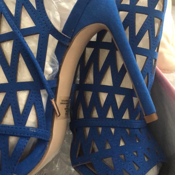 Blue Shoe Dazzle Wrap Up Heel ❤️❤️ - Picture 3 of 5